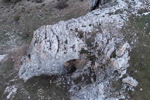 <i>La Loma Gérica y su piedra horadada. </i>