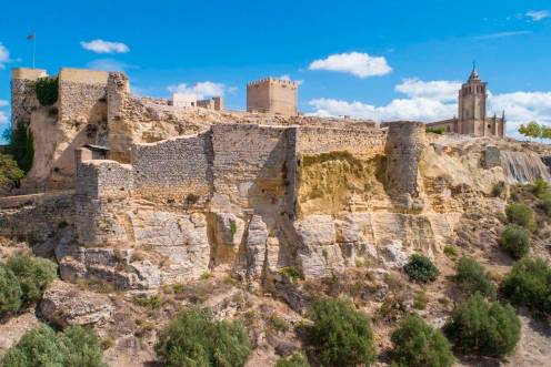 <i>Vista de la muralla de la Fortaleza de la Mota. Archivo. / Ayuntamiento de Alcalá la Real.</i>