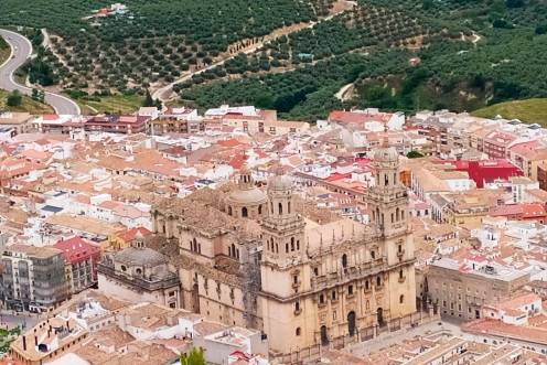 <i>Vista área de la Catedral de Jaén y el entorno del casco antiguo. Archivo. / Ayuntamiento de Jaén.</i>