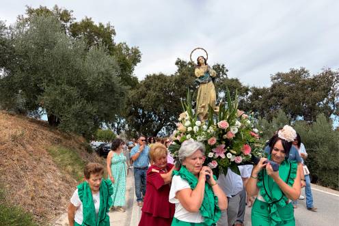 <i> Momentos de la procesión en el municipio. / Ana Isabel Bravo / Diario JAÉN</i>