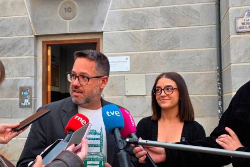 <i>El portavoz de Adelante Andalucía, José Ignacio García, atiende a los medios en la presentación de avales para las elecciones generales del 29N. / Adelante Andalucía.</i>