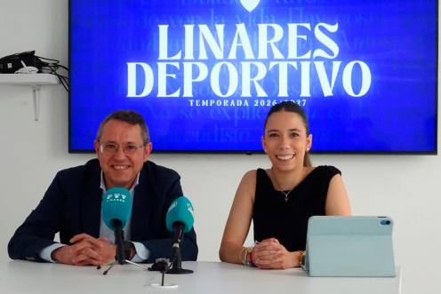 <i>Carlos Vallejo y Tania Casas presentan la campaña de abonados. / Antonio del Arco.</i>