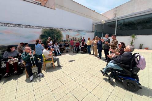 <i>El presidente de la Diputación de Jaén, Paco Reyes, en su visita a la sede de Aspramif. / Diputación de Jaén.</i>