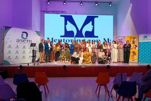 <i>Más de cuarenta personas asistieron a la gala final de la sexta edición de “Mentoring con M: Mujeres que inspiran”, celebrada en el IES Fernando III, y que puso el foco en los beneficios de la creación de redes de apoyo para el emprendimiento.</i>