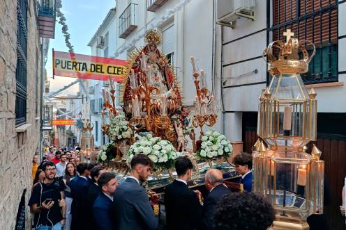 <i>La Virgen de las Mercedes avanza por la primera calle del paso en su traslado hasta la parroquia de la Merced. / Adrián Claudio Bonache / Diario JAÉN.</i>