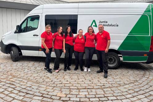 <i>Profesionales del Centro de Transfusión Sanguínea, Tejidos y Células de Jaén junto a una unidad móvil. / Junta de Andalucía. </i>