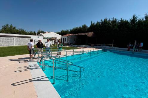<i>Autoridades en la piscina municipal de Siles (Jaén). / Diputación de Jaén. </i>