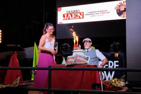 <i>Participantes de la obra teatral rinden homenaje al 85 aniversario de Diario JAÉN. / Agustín Muñoz / Diario JAÉN. </i>