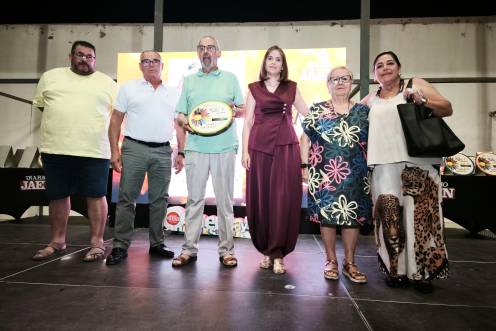 <i>El Club de Senderismo “Naturaleza Accesible” recoge el distintivo de la teniente de alcalde ibreña, María Gámez. / Agustín Muñoz / Diario JAÉN.</i>
