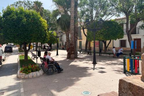 <i>Vecinos de Villanueva de la Reina buscando la sombra a principios de semana, cuando se llegaron a marcar 41 grados en el municipio. / J. F. Paredes / Diario JAÉN. </i>