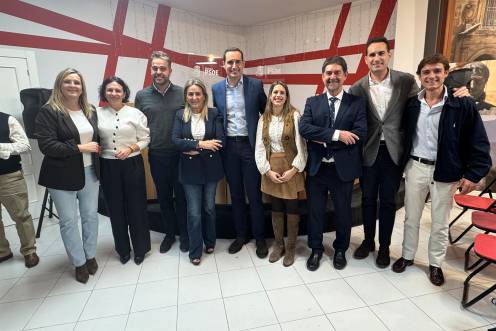 <i>Acto del Partido Socialista en Baeza con Lola Marín, Isabel Uceda, Juan Francisco Serrano y Juan y José Latorre y la militancia. / PSOE.</i>