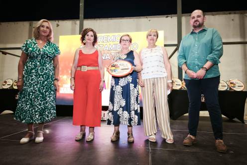 <i>El alcalde, Pascual Manjón, junto a las miembros de la Asociación de Mujeres “Nueva Luz” . / Agustín Muñoz / Diario JAÉN.</i>