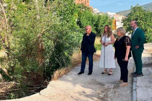 <i>El subdelegado del Gobierno, Manuel Fernández, visita el río Frío, a su paso por Los Villares, junto a la alcaldesa, Estela Palacios, y miembros de la Corporación municipal. / Subdelegación del Gobierno.</i>