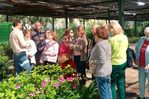 <i>El concejal de Medio Ambiente, José María Cano, con las personas mayores en su visita al vivero. Ayuntamiento de Jaén</i>