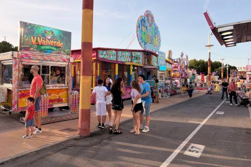 <i>Varias personas disfrutando de las atracciones ayer en el recinto ferial “Alcalde Alfonso Sánchez Herrera”. / A. I. Bravo / Diario JAÉN. </i>