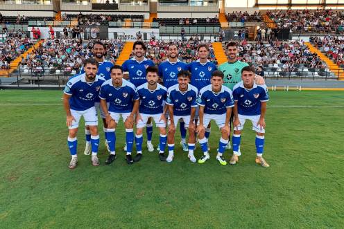 <i>Alineación del Linares Deportivo antes del partido contra el CD Badajoz en el Nuevo Vivero. / Linares Deportivo. </i>