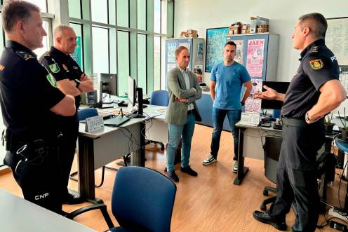 <i>Erik Dominguez en la visita a la Unidad de la Policía Nacional. / Junta de Andalucía. </i>
