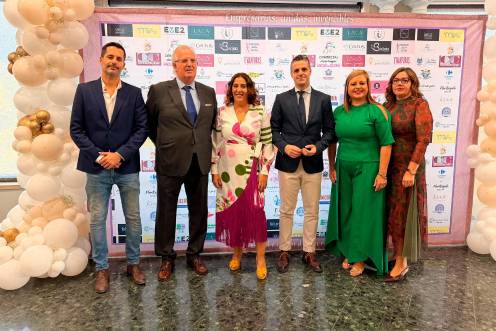 <i>El diputado de Empleo y Empresa de la Diputación de Jaén, Luis Miguel Carmona, junto a responsables de la Asociación de Empresarias Iliturgitanas posando en el photocall. / Diputación de Jaén. </i>
