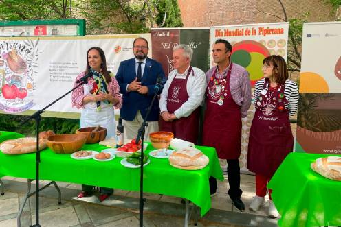 <i>Marta Torres, Juan de Dios Carazo Álvarez, Juan Infante Martínez, Agustín Abril y Carmina Martínez en la presentación del evento en la UJA. / Ana Lechuga. / Diario JAÉN.</i>