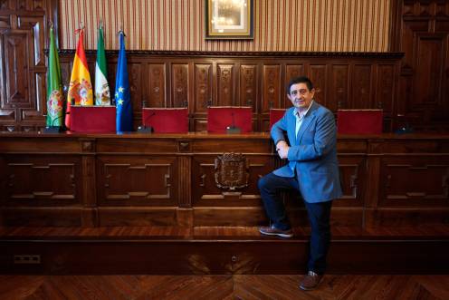 <i>Paco Reyes Martínez posa para Diario JAÉN en una entrevista realizada por la periodista Manuela Rosa Jaenes. / Fotografías: Agustín Muñoz / Diario JAÉN.</i>