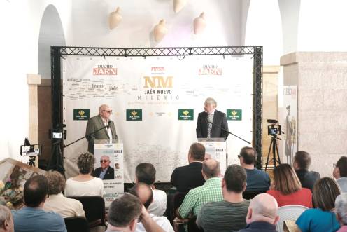 <i>El alcalde de Carboneros, Domingo Bonillo, y el director de Diario JAÉN, Juan Espejo, durante la ronda de preguntas de los Diálogos “Jaén Nuevo Milenio”. / Agustín Muñoz / Diario JAÉN.</i>