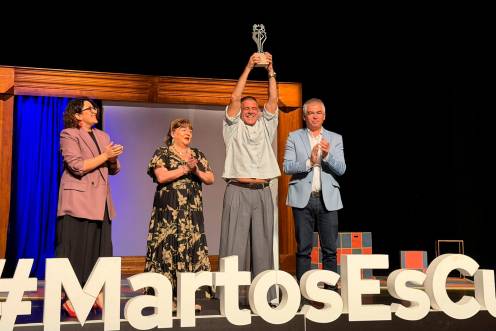 <i>Antonio Hernández Centeno alzando el premio que le otorgó el Ayuntamiento de Martos. / Ayuntamiento de Martos. </i>