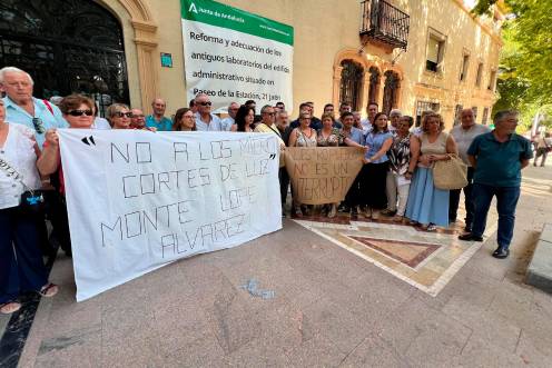 <i>Vecinos y representantes de los municipios afectados. / Álvaro Guzguti. / Diario de JAÉN. </i>