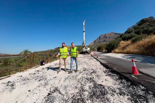 <i>Visita a las obras en la carretera de Bedmar-Cuadros. / Diputación de Jaén. </i>