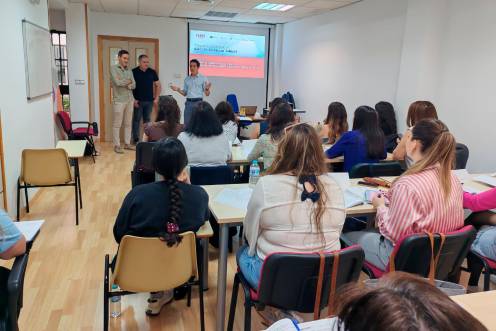<i>Luis García Millán visita al alumnado para conocer el desarrollo de las sesiones formativas. / Ayuntamiento de Jaén.</i>