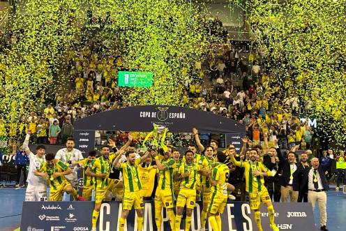 <i>El Jaén Paraíso Interior FS celebra la Copa de España conquistada en marzo en Granada. / Álex Gómez / Diario JAÉN. </i>