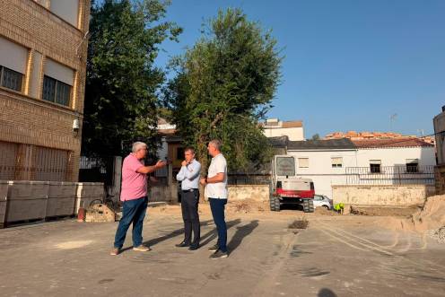 <i>Aparcamiento en el antiguo colegio Muñoz Garnica. / Ayuntamiento de Jaén.</i>