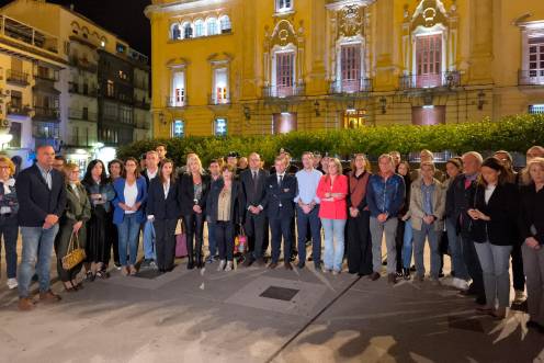 <i>Minuto de silencio a las puertas del Ayuntamiento de Jaén. / Juanjes García / Diario JAÉN.</i>