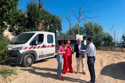 <i>José Luis Hidalgo, junto a la diputada Isabel Uceda y la alcaldesa María del Carmen Torres, visita las obras. / Diputación de Jaén.</i>