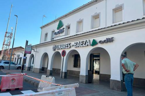 <i>Fachada de la estación de ADIF en Linares-Baeza. / Isabel Aranda / Diario JAÉN.</i>