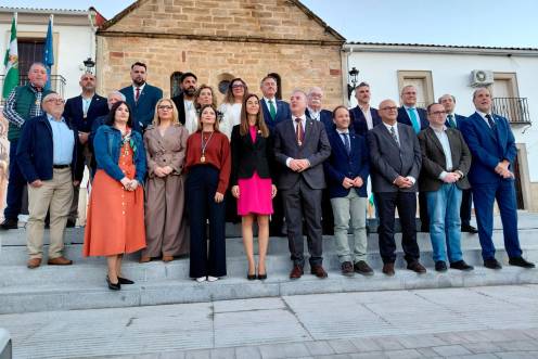 <i>Miembros de la corporación municipal y autoridades presentes en el acto con Rosa María Rodríguez Domínguez. / Nazaret Gaitán / Diario JAÉN. </i>
