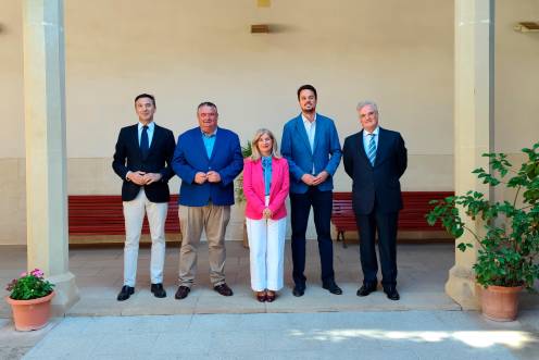 <i>Mario Azañón, Bartolomé González, Toni Olivares, Francisco Javier Lozano y Antonio Gil posan en el patio central del edificio que alberga el Palacio Don Luis de la Cueva. / Fotografías: Fran Miranda / Diario JAÉN.</i>