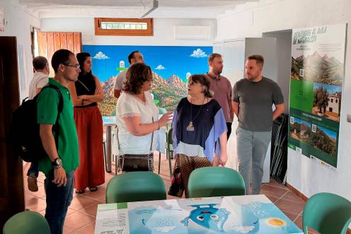 <i>Pilar Parra visita junto a la alcaldesa de Huelma, Ana María Guzmán, y el presidente de la Asociación para el Desarrollo Rural (ADR) de Sierra Mágina, Antonio Morales, las actuaciones realizadas. / Diputación de Jaén.</i>