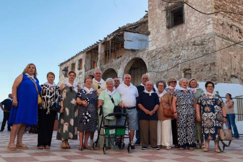 <i>Los antiguos moradores de la Casa-Palacio de los Condes de Torralba, en el encuentro celebrado en Torrequebradilla. / P. Espinosa / Diario JAÉN. </i>