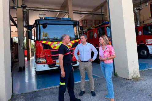<i>Antonio Tobaruela, Julio Millán y María del Carmen Angulo en el parque de Bomberos de Jaén. / Ayuntamiento de Jaén.</i>