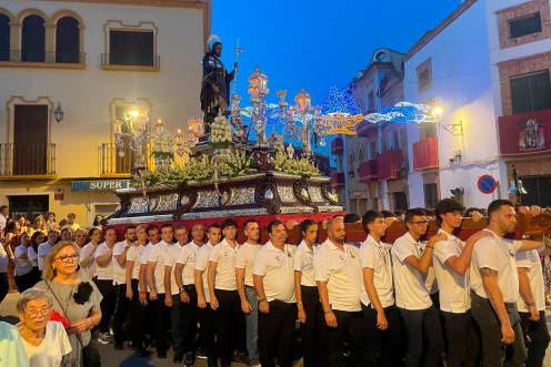 <i>Varios momentos de la procesión de San Roque por las calles de Arjonilla. / Ana Lechuga / Diario JAÉN</i>