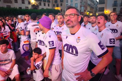 <i>Manuel Herrero, en la Plaza de Santa María, en la fiesta por el ascenso. / Agustín Muñoz / Diario JAÉN.</i>
