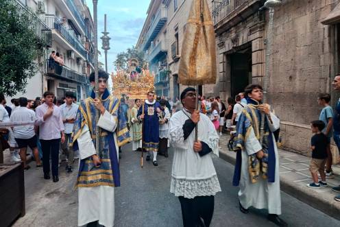 <i>La Divina Pastora en su salida desde la emblemática Basílica Menor de San Ildefonso ante la atenta mirada de miles de feligreses. / Adrián Claudio Bonache / Diario JAÉN.</i>