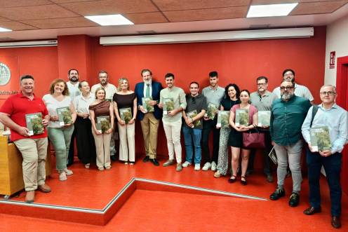 <i>Fotografía de familia de los investigadores que forman parte del proyecto y entidades colaboradoras. / Adrián Claudio Bonahce / Diario JAÉN.</i>