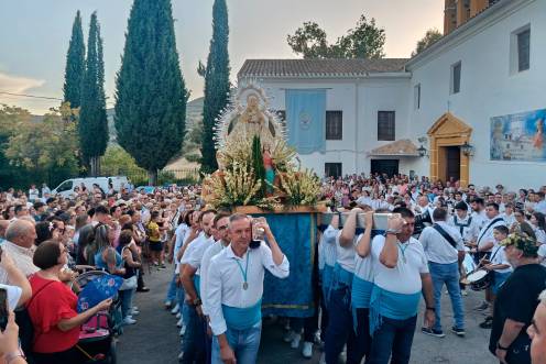 <i>Una multitud de fieles observan la salida de la imagen en el santuario de la Virgen de la Fuensanta. / A. Claudio / Diario JAÉN. </i>