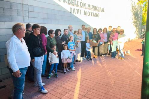 <i>Javi Moyano posa con su familia y autoridades después del acto y en la puerta del pabellón. </i>