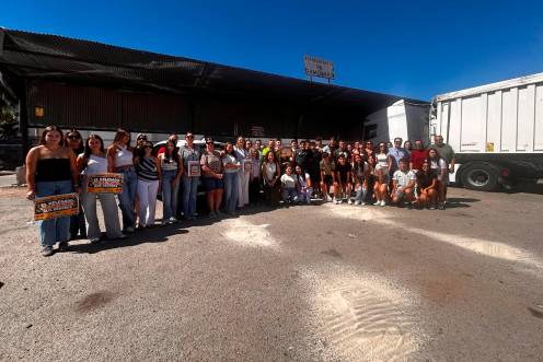 <i>Personas que se han manifestado por la cancelación del transporte escolar en Arroyo del Ojanco. / Joaquín Castillo. </i>