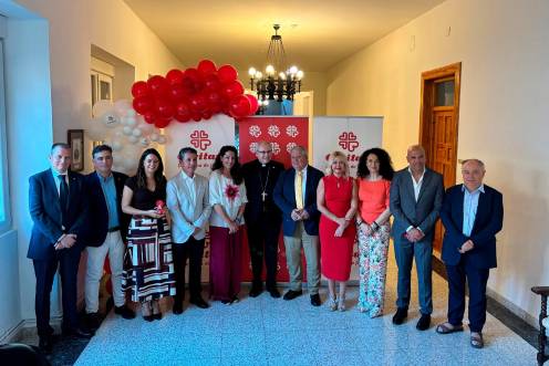 <i>De izquierda a derecha, Manuel Ruz, Diego Jiménez, María Segovia, Rafa Ramos, Ana Belén Mata, Sebastián Chico, Javier Carazo, María Espejo, Isabel Azañón, José María Cano y José Rodríguez, justo antes de que diera comienzo la presentación de la Memoria de Cáritas 2025 en la Casa de la Iglesia de Jaén. / Álex Gómez / Diario JAÉN.</i>