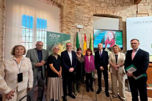 <i>Aurora Gámez, Manuel Rico, Marifé Santiago, José Ayala, Pilar Parra, Fanny Rubio, Manuel Gahete, Carmen Espín y Francisco Morales, en la entrega del reconocimiento. / Ana Isabel Bravo / Diario JAÉN.</i>