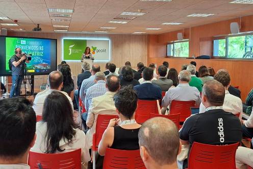 <i>La diputada de Fondos Europeos y Geolit, Lourdes Martínez, inaugura este evento. / Diputación de Jaén.</i>