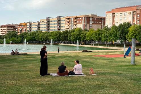 <i>Los viandantes intentan hacer frente al calor en una zona fresca. / Juanjes García / Diario JAÉN.</i>